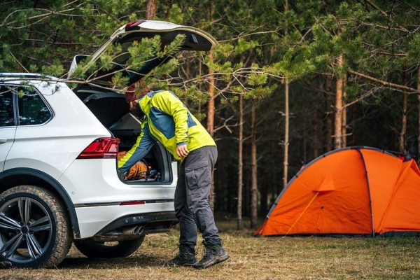 Schował Teslę w namiocie i zaczął ładowanie. „Sytuacja kuriozalna”