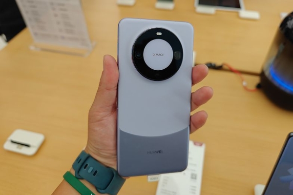 Chiny. Huawei pokazał nowy telefon. Amerykanie zaskoczeni użytym w nim procesorem Chiny. Huawei pokazał nowy telefon. Amerykanie zaskoczeni użytym w nim procesorem