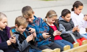 Czarnek nie będzie ustawowego zakazu używania smartfonoacutew w szkołach 2dc640e