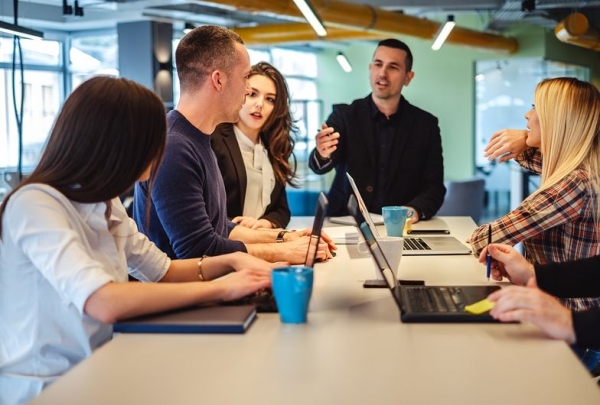 Są sprawy, o których lepiej nie rozmawiać w pracy. To „niekonstruktywne, nieraz dziecinne” i niepotrzebne