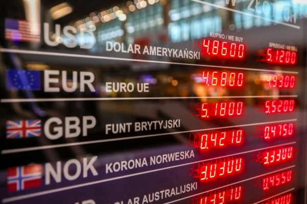 Złoty pikuje po decyzji RPP. Jest najsłabszy od wiosny Złoty pikuje po decyzji RPP. Jest najsłabszy od wiosny