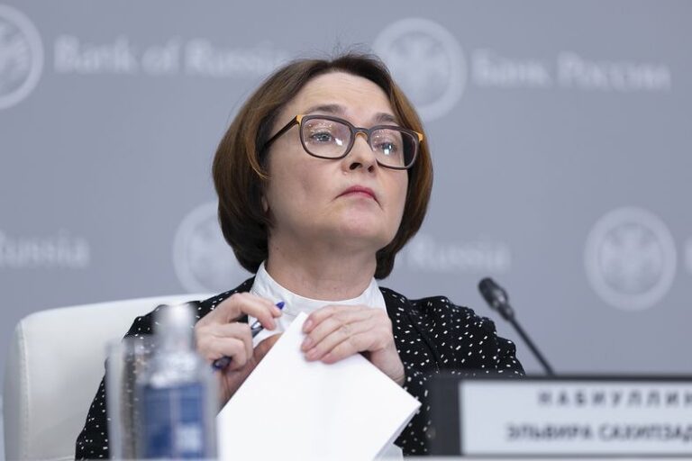 Bank Rosji wyprowadził nieoczekiwanie silny cios. Rosjanie dostaną po kieszeni Bank Rosji wyprowadził nieoczekiwanie silny cios. Rosjanie dostaną po kieszeni
