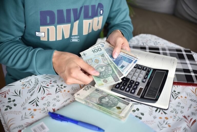 Ile powinna wynosić poduszka finansowa? Oto szacunki dla singli i rodzin