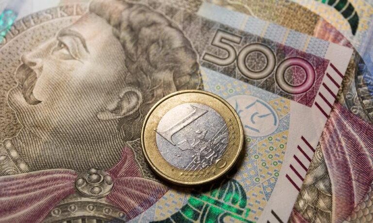 Kurs euro blisko powyborczego dołka. Dolar najtańszy od września