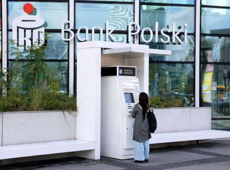 PKO BP i Santander ostrzegają. Będą utrudnienia dla klientów w weekend