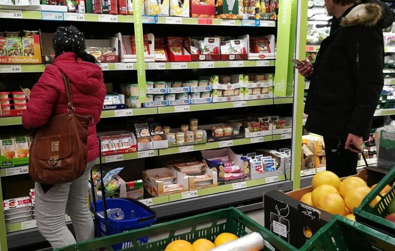 Polacy wydali więcej niż zarobili. Jesteśmy wyjątkiem w UE
