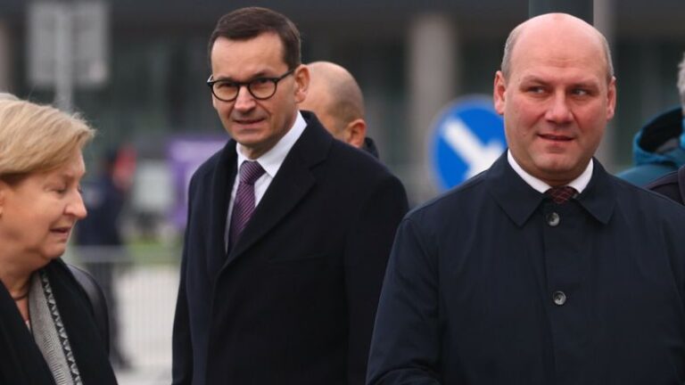 „Zostawił wielkie pieniądze dla Polski”. Minister z PiS broni premiera