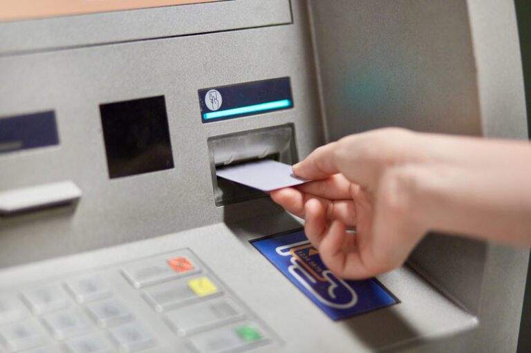 Bankomaty z ukrytą opłatą. Jeśli nie wiesz jak jej uniknąć, możesz wpaść Bankomaty z ukrytą opłatą. Jeśli nie wiesz jak jej uniknąć, możesz wpaść