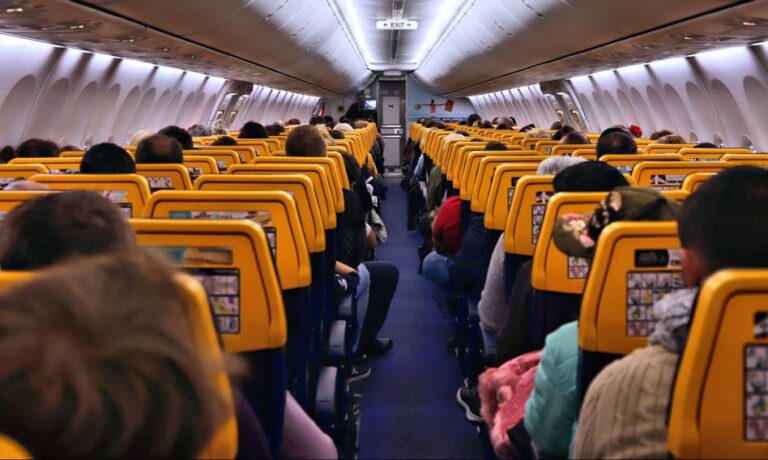 Ryanair wprowadza kolejne opłaty. Zapłacisz lub staniesz w kolejce
