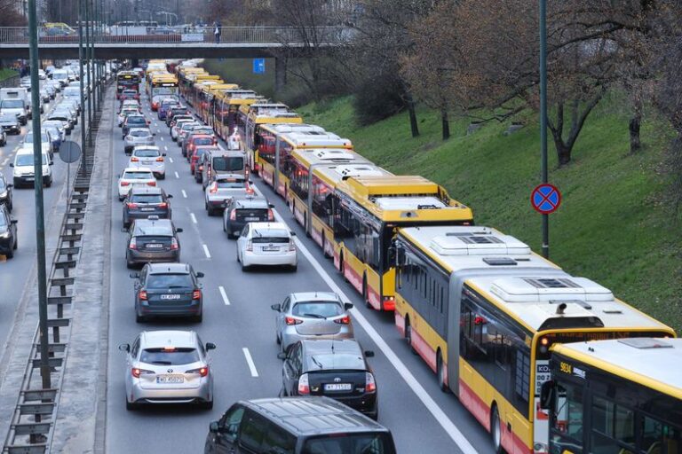 Strefy czystego transportu. Bunt mieszkańców. „Biedni ludzie mają kupować bardzo kosztowne auta”