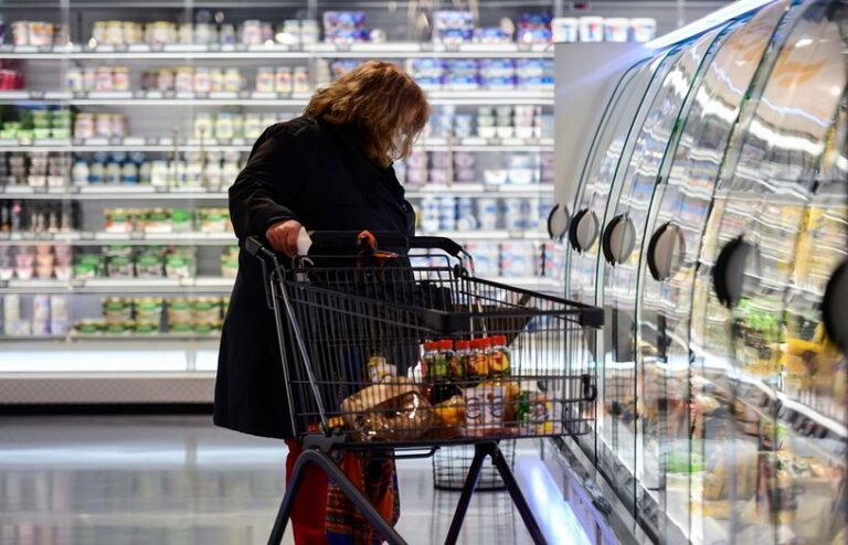 Świąteczne zakupy pod znakiem inflacji. Żywność droższa niż rok temu