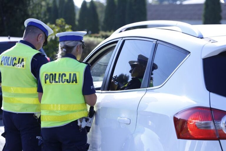 Sypią się premie dla policjantów. Przyznał je ustępujący komendant