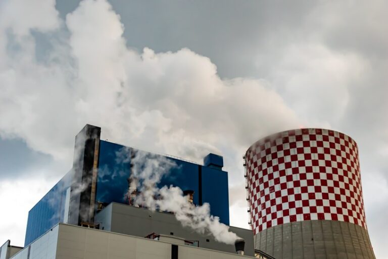 Trwanie przy węglu ma swoją cenę. Polski biznes słono za to płaci