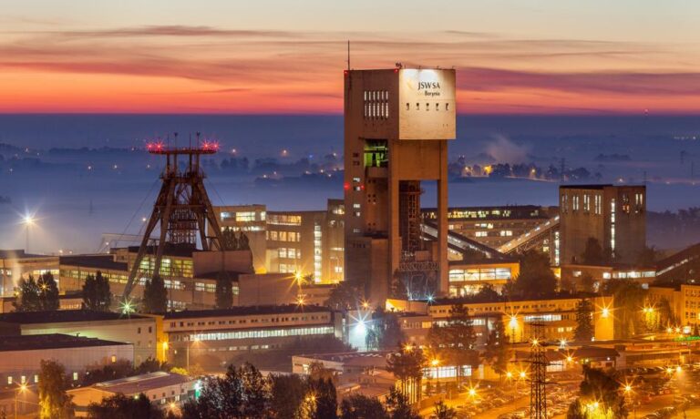 Indyjski stalowy gigant Tata Steel zamyka hutnicze piece w Europie. Co na to JSW?
