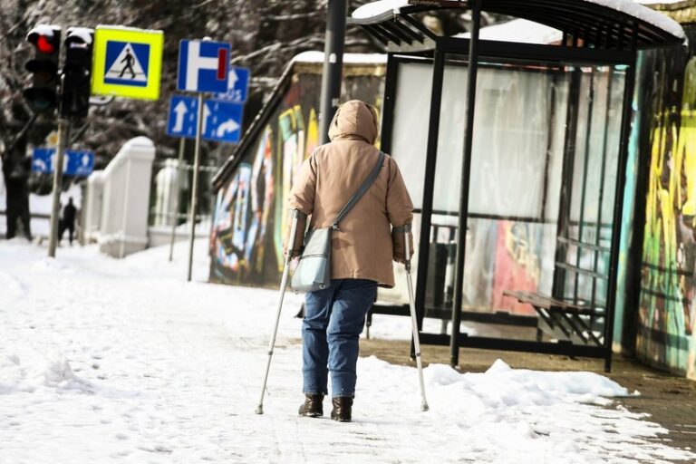 Odszkodowanie za wypadek na śliskim chodniku. Możesz żądać wypłaty pieniędzy