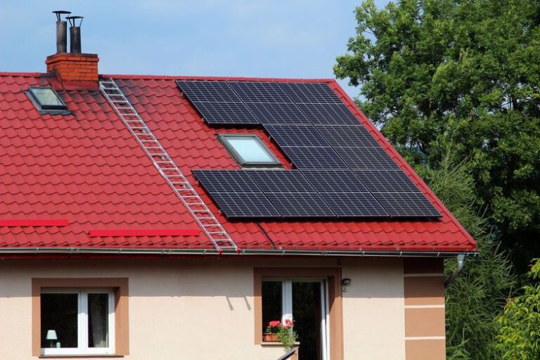 UOKiK postawił zarzuty. Instalator paneli fotowoltaicznych zaskarży decyzję
