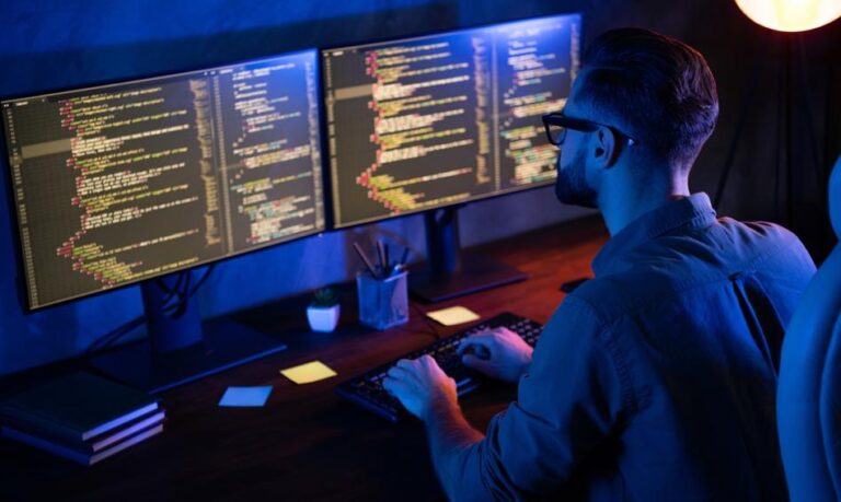 Czarne chmury nad branżą informatyczną? Coraz mniej ofert pracy, głównie związanych z programowaniem Czarne chmury nad branżą informatyczną? Coraz mniej ofert pracy, głównie związanych z programowaniem