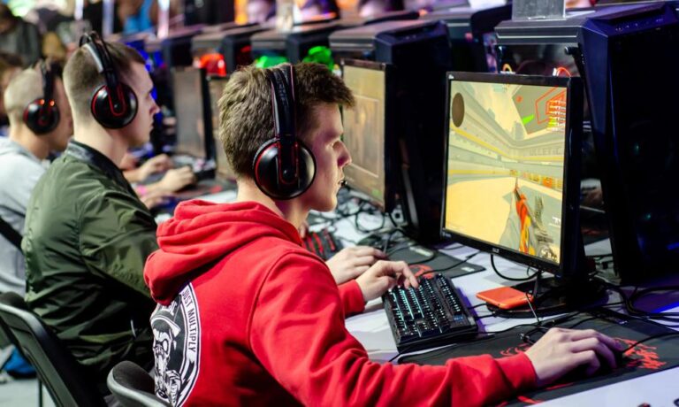 E-sport coraz popularniejszy. Rośnie popyt na sprzęt i oprogramowanie