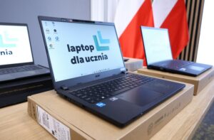 Laptop dla ucznia nie trafil do wszystkich sprzet zalega w magazynie 92b7a4f.jpg