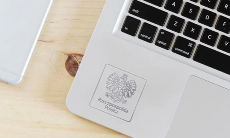 „Laptop dla ucznia” zagrożony? Rząd PiS nie rozpisał przetargu i nie zabezpieczył środków „Laptop dla ucznia” zagrożony? Rząd PiS nie rozpisał przetargu i nie zabezpieczył środków
