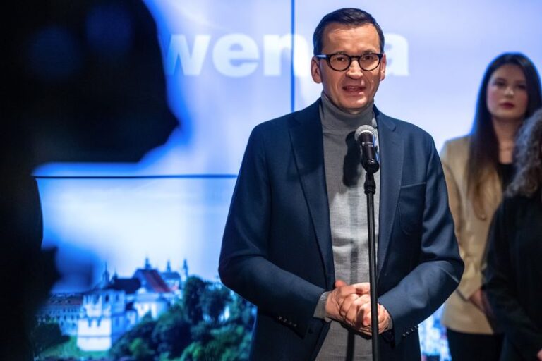 Morawiecki musiał się tłumaczyć. „Jak kupić tanio działkę od księdza i drogo sprzedać”