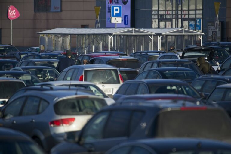 Płatne parkingi zmorą klientów. Polacy skarżą się coraz częściej, mamy dane