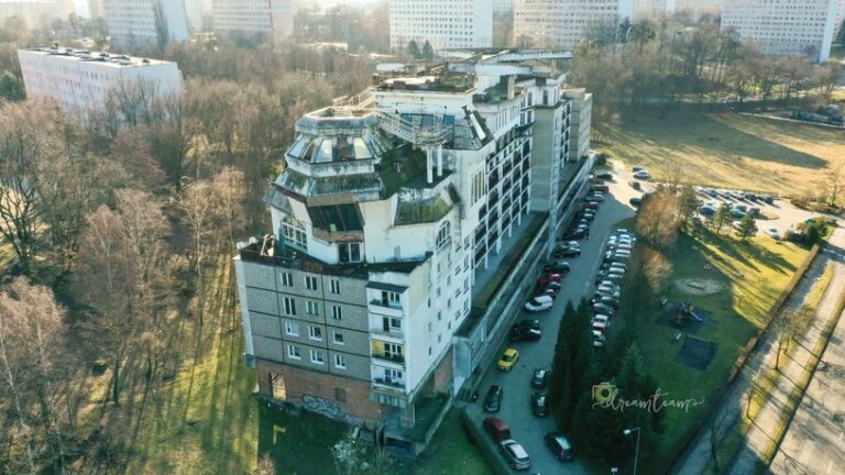 Słynna samowola budowlana do rozbiórki. To „willa na bloku”