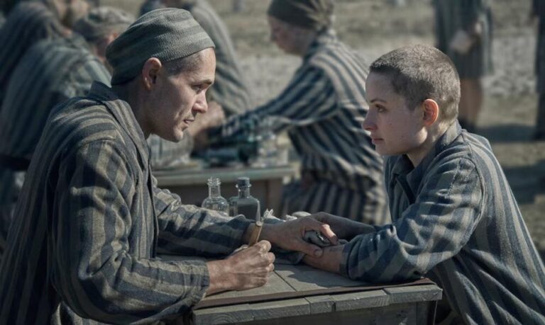 „Tatuażysta z Auschwitz”. Powstaje serial na podstawie (niezbyt rzetelnej) powieści, która zarobiła miliony