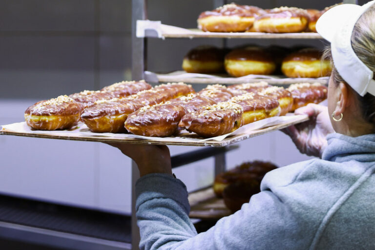 Tłusty czwartek. Ile kosztują pączki w dyskontach, a ile w cukierniach?