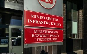 Akt oskarzenia przeciwko urzednikom ministerstwa 150 szkolen za poacutel miliona zl ea5e64f.jpg