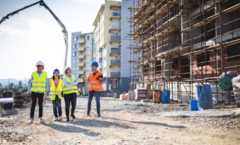 Deweloperzy nadrabiają braki podażowe, a chętnych na mieszkania przybywa