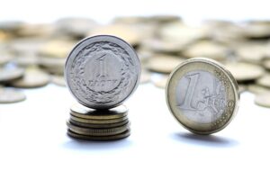 Kursy walut sroda 13 marca ile kosztuja euro dolar i frank szwajcarski 7554360.jpg