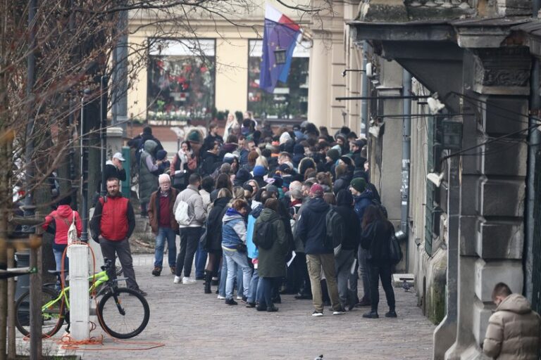 „Mieszkanie za remont”. Tłumy chętnych do udziału, noc spędzili pod urzędem