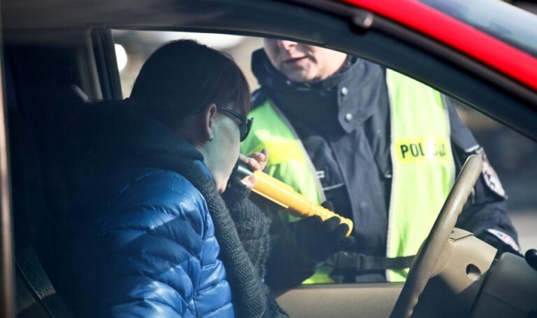 „Podwójny gaz” kosztował go luksusowego mercedesa. Nowe prawo w praktyce