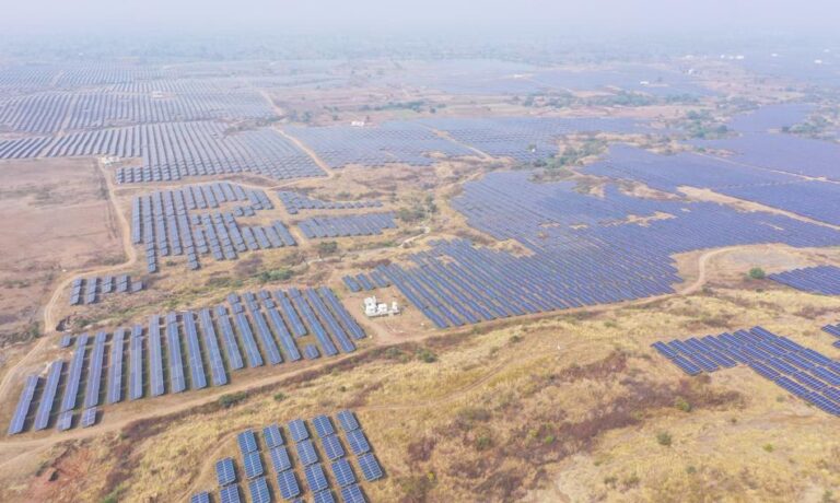 Potentat węglowy buduje gigafotowoltaiczną farmę za miliardy dolarów. Jest widoczna z kosmosu
