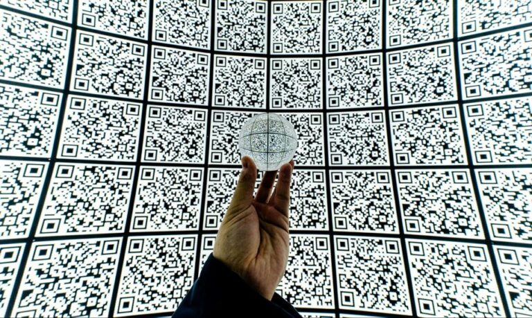 Quishing – nowa broń cyberoszustów. Korzystanie z niezaufanych kodów QR naraża nas na stratę danych czy pieniędzy