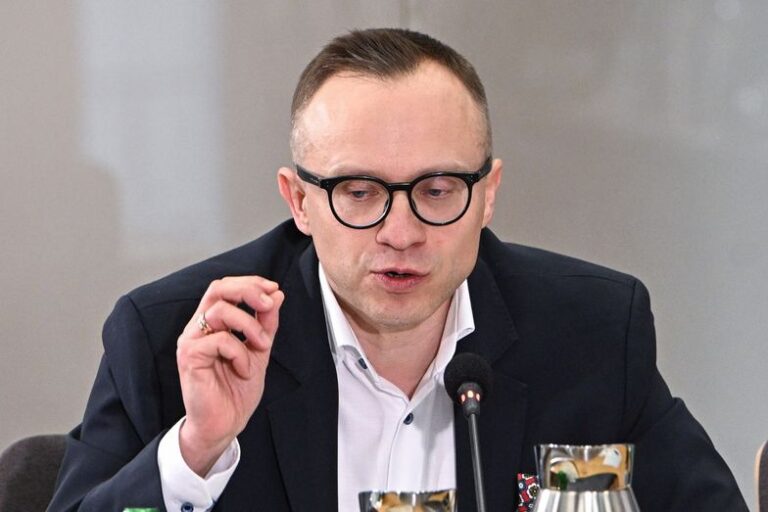 Soboń przed komisją śledczą mówi o „roboczym kontakcie” z Pocztą Polską Soboń przed komisją śledczą mówi o „roboczym kontakcie” z Pocztą Polską