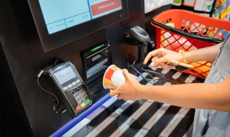 Walmart wprowadza płatne kasy samoobsługowe