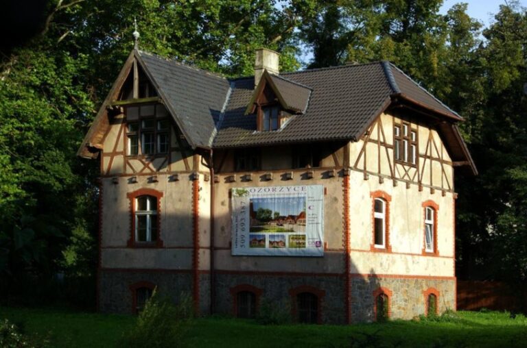 Zabytkowa willa zburzona. Budynek miał 120 lat, sprawa trafi do prokuratury