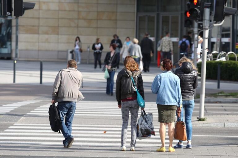 „Zatrzęsienie”. Polacy ruszyli do urzędów. Można dostać 3920 zł