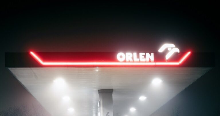 Fuzja Orlenu i Lotosu. Prokuratura mówi, co dalej z głośnym śledztwem