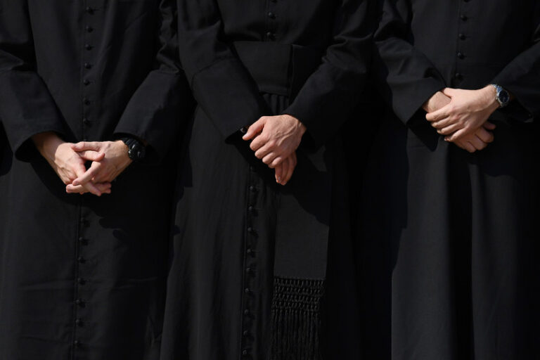 Krajowa Administracja Skarbowa zatrudnia 11 kapelanów. Podano ich zarobki