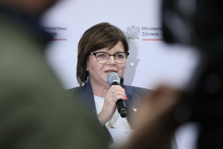 Podwyżki dla pielęgniarek już w lipcu. 9200 zł w tym roku i co dalej?