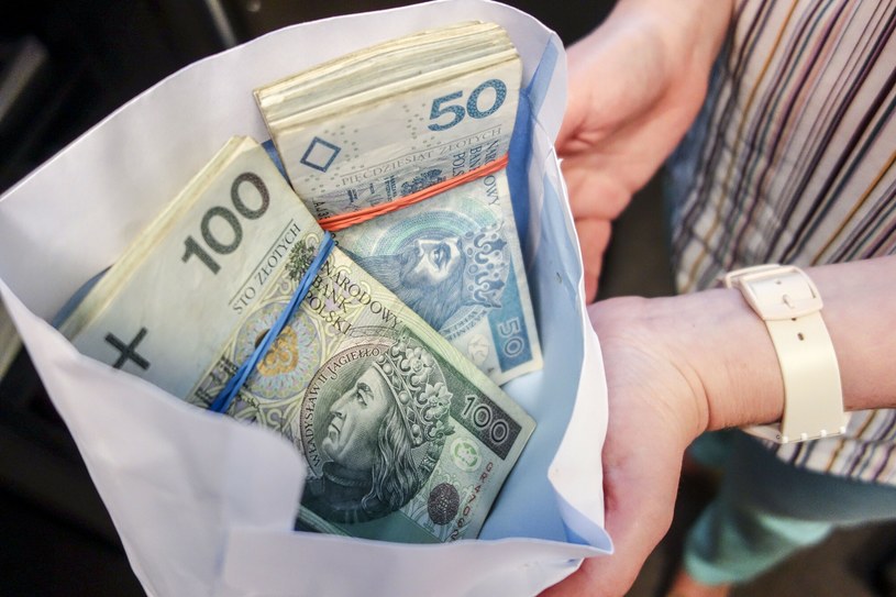 Darowizna w gotówce – czy trzeba zapłacić podatek? /Piotr Kamionka/REPORTER /Reporter