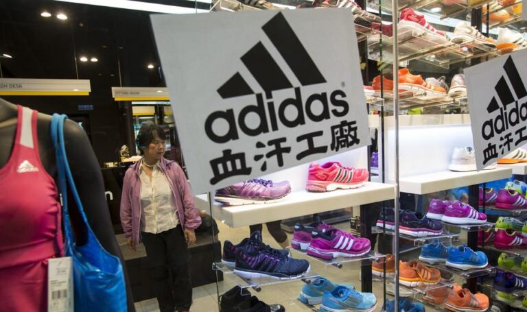 Jest ugoda z Adidasem. Paski tylko z nazwą Kubota Jest ugoda z Adidasem. Paski tylko z nazwą Kubota