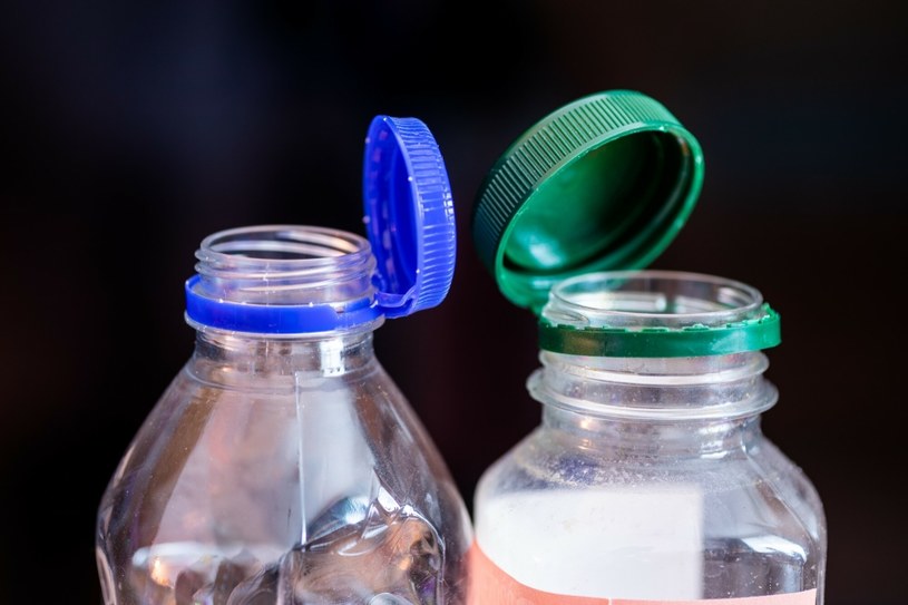 Nakrętki, których nie da się oderwać od butelki to element walki z nadmierną ilością plastiku na świecie /ARKADIUSZ ZIOLEK/East News /East News