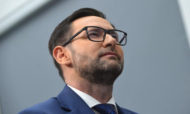 Orlen i zagraniczni pracownicy. „Obajtek nie odebrał wezwania przed komisję ws. afery wizowej, teraz spróbuje mu je wręczyć policja”