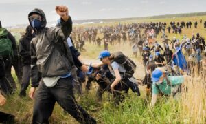 Szturm ponad 1000 protestujacych na fabryke tesli w niemczech f0d604e.jpg