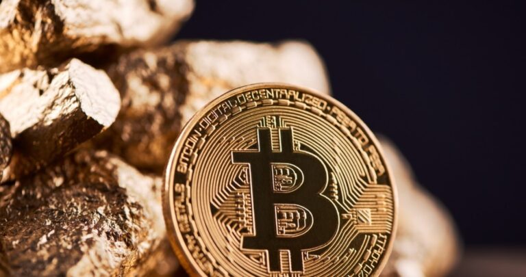 Złoto i bitcoin na szczytach. Analitycy prześcigają się w prognozach