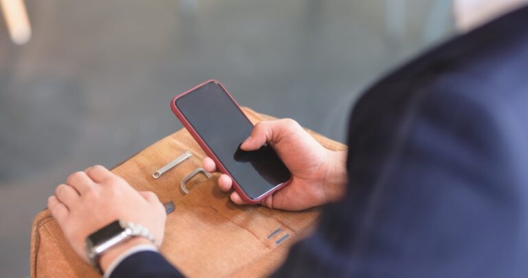 Duży bank poprosi o przyłożenie karty do telefonu. To nowe zabezpieczenie